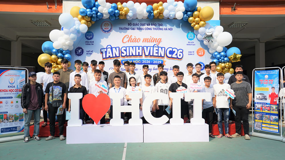 TƯNG BỪNG ĐÓN TIẾP SINH VIÊN  TẬP TRUNG NHẬP HỌC