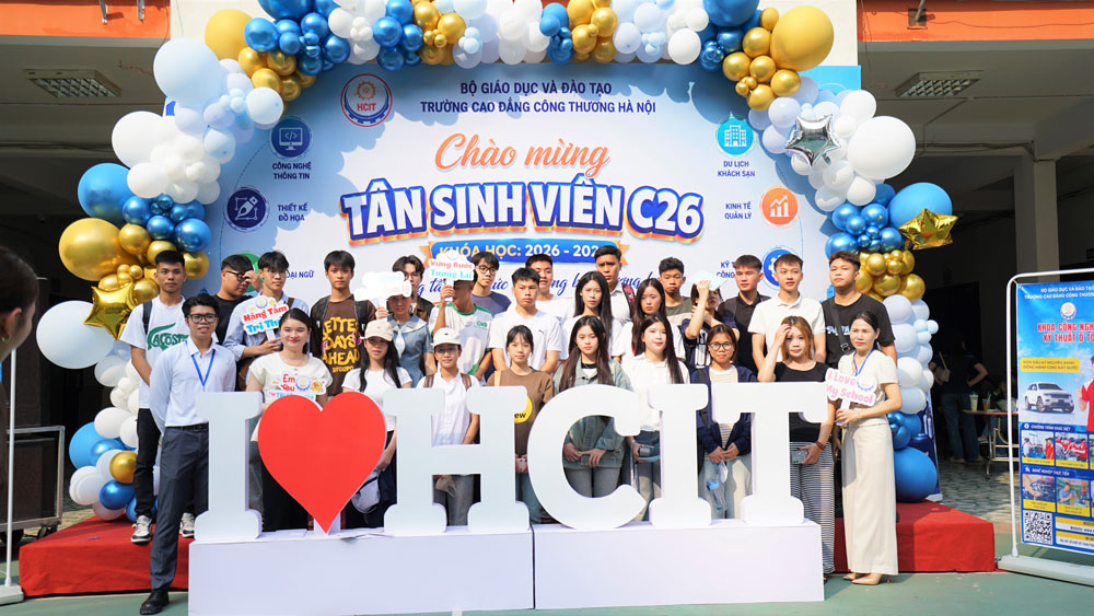 TƯNG BỪNG ĐÓN TIẾP SINH VIÊN  TẬP TRUNG NHẬP HỌC