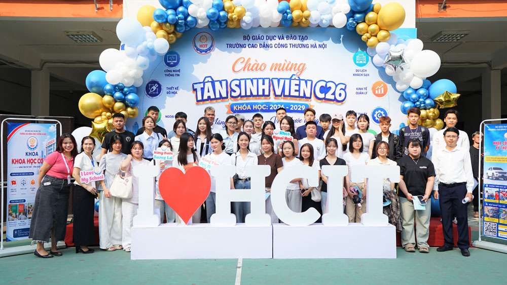 TƯNG BỪNG ĐÓN TIẾP SINH VIÊN  TẬP TRUNG NHẬP HỌC