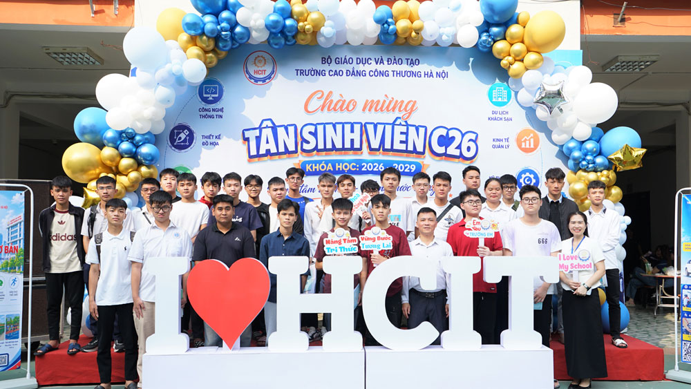 TƯNG BỪNG ĐÓN TIẾP SINH VIÊN  TẬP TRUNG NHẬP HỌC