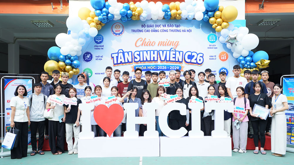 TƯNG BỪNG ĐÓN TIẾP SINH VIÊN  TẬP TRUNG NHẬP HỌC