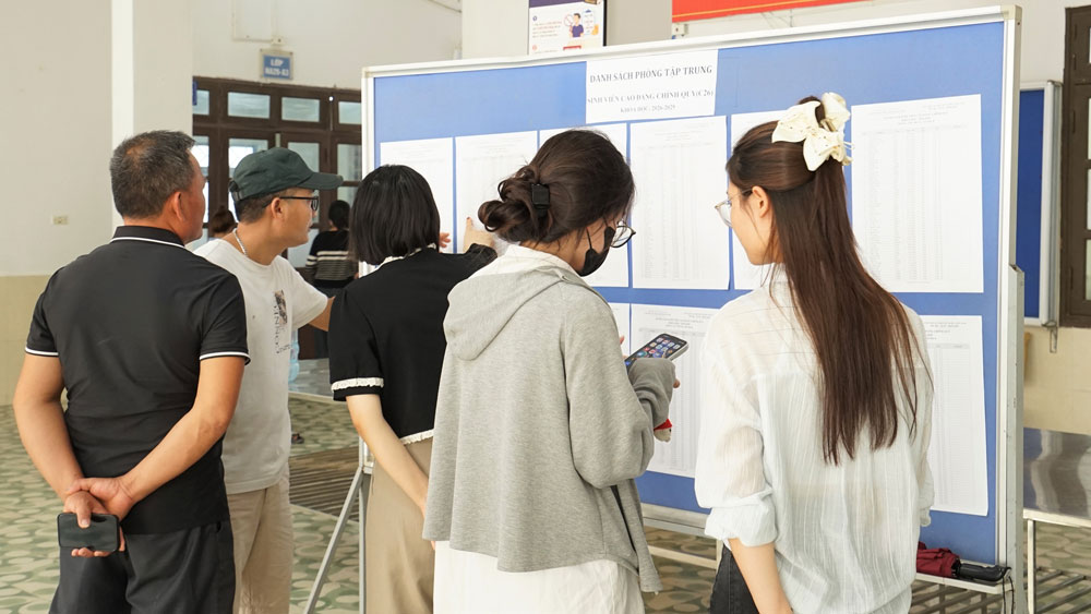 TƯNG BỪNG ĐÓN TIẾP SINH VIÊN  TẬP TRUNG NHẬP HỌC