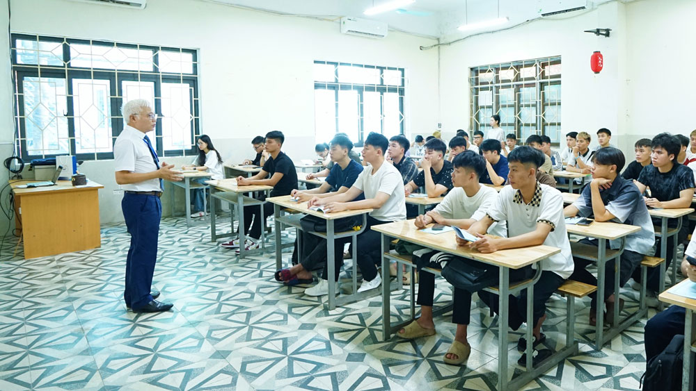 TƯNG BỪNG ĐÓN TIẾP SINH VIÊN  TẬP TRUNG NHẬP HỌC