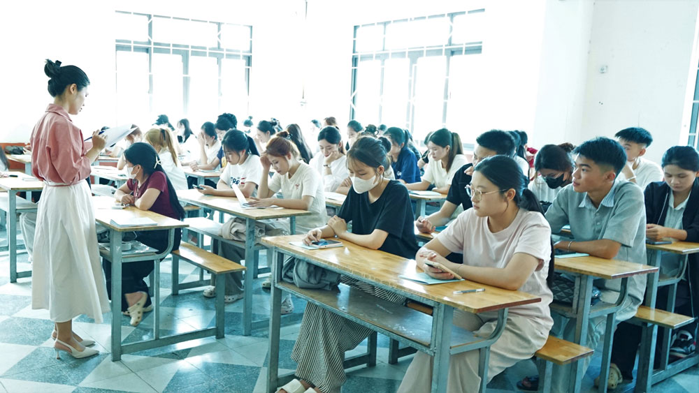 TƯNG BỪNG ĐÓN TIẾP SINH VIÊN  TẬP TRUNG NHẬP HỌC