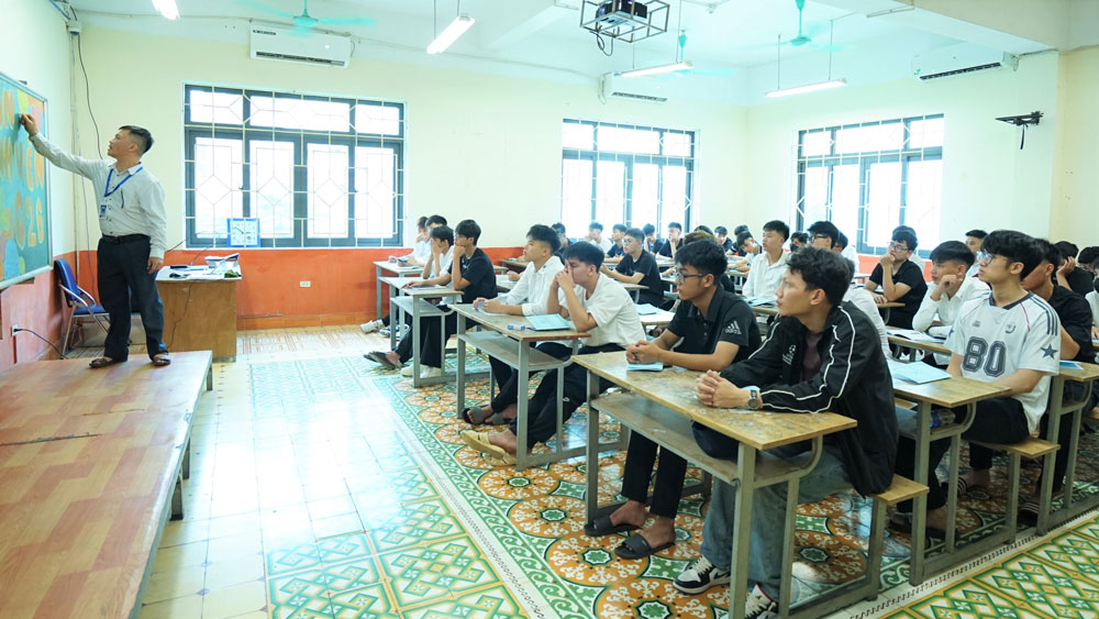 TƯNG BỪNG ĐÓN TIẾP SINH VIÊN  TẬP TRUNG NHẬP HỌC