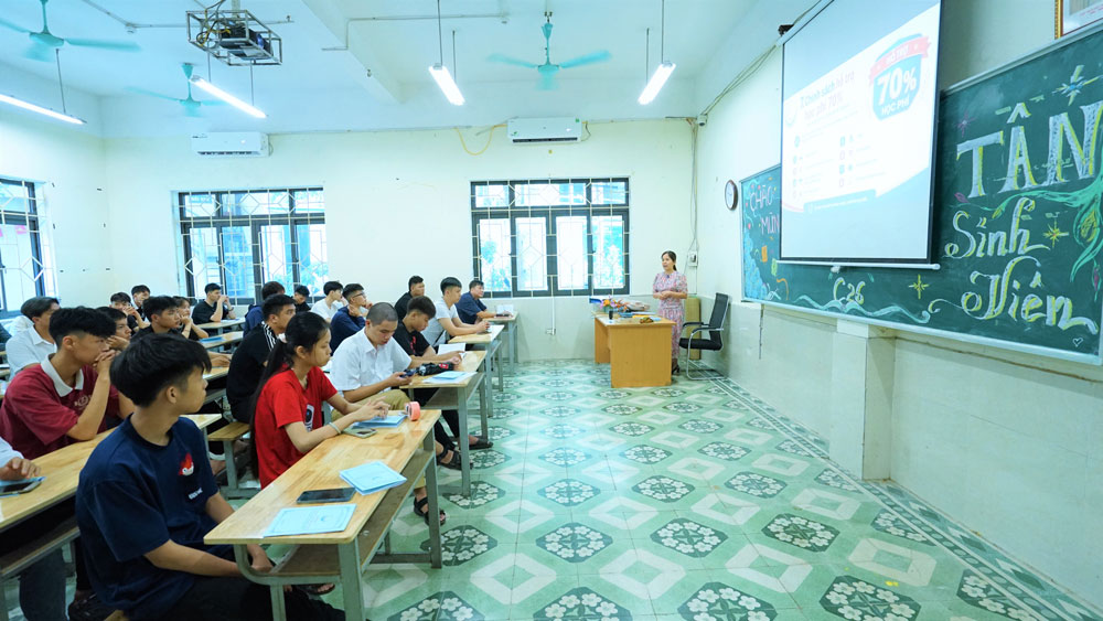 TƯNG BỪNG ĐÓN TIẾP SINH VIÊN  TẬP TRUNG NHẬP HỌC
