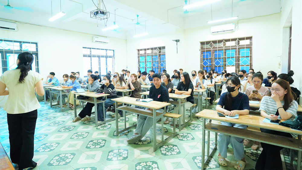 TƯNG BỪNG ĐÓN TIẾP SINH VIÊN  TẬP TRUNG NHẬP HỌC