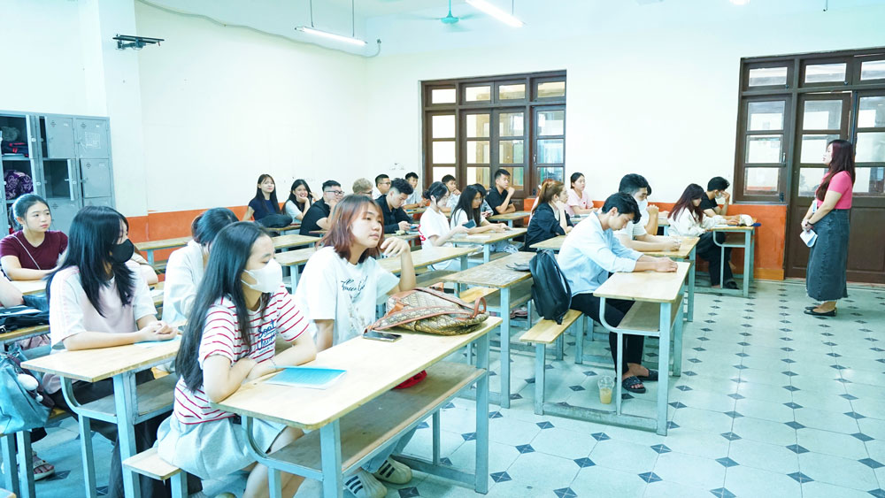 TƯNG BỪNG ĐÓN TIẾP SINH VIÊN  TẬP TRUNG NHẬP HỌC