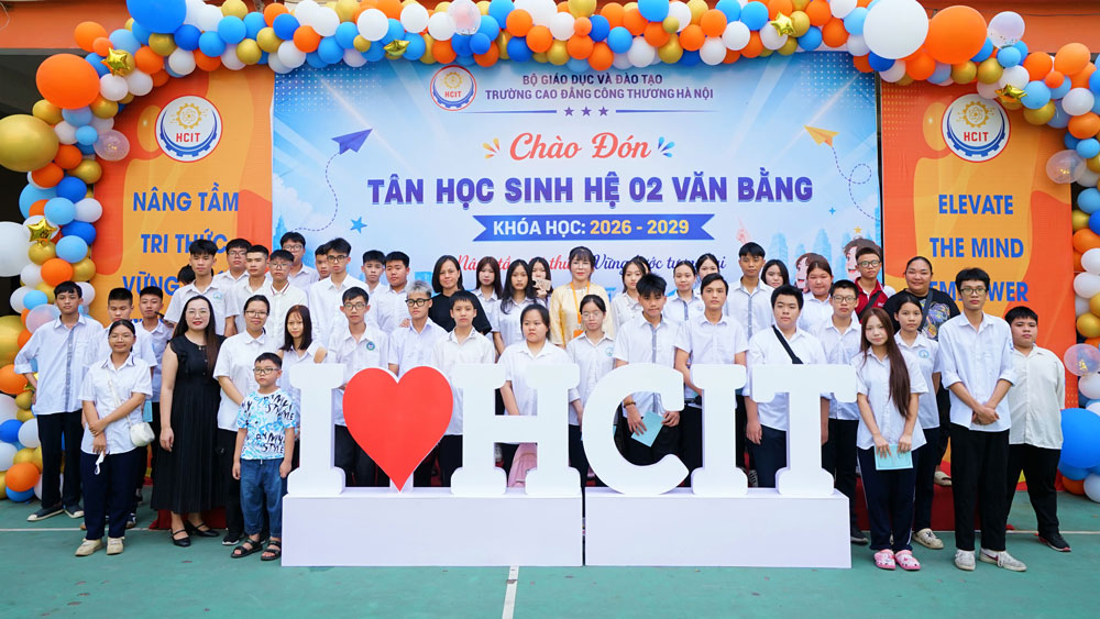 TƯNG BỪNG CHÀO ĐÓN TÂN HỌC SINH  HỆ 02 VĂN BẰNG, KHÓA HỌC 2026 – 2029 TẬP TRUNG NHẬP HỌC