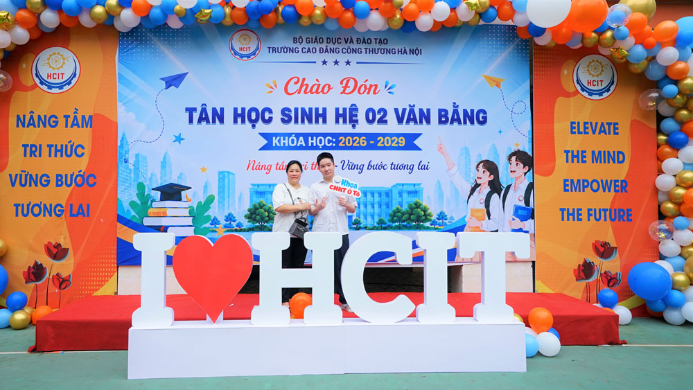 TƯNG BỪNG CHÀO ĐÓN TÂN HỌC SINH  HỆ 02 VĂN BẰNG, KHÓA HỌC 2026 – 2029 TẬP TRUNG NHẬP HỌC