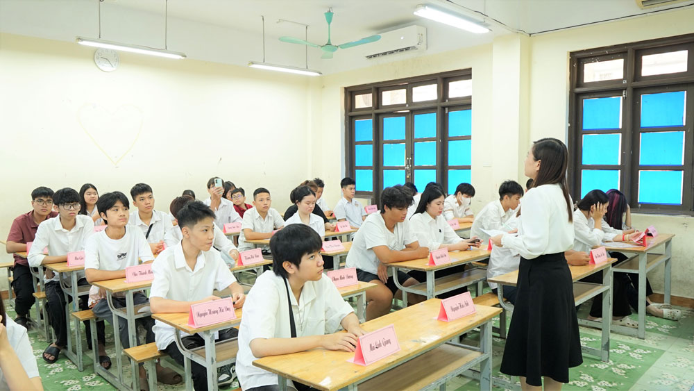 TƯNG BỪNG CHÀO ĐÓN TÂN HỌC SINH  HỆ 02 VĂN BẰNG, KHÓA HỌC 2026 – 2029 TẬP TRUNG NHẬP HỌC