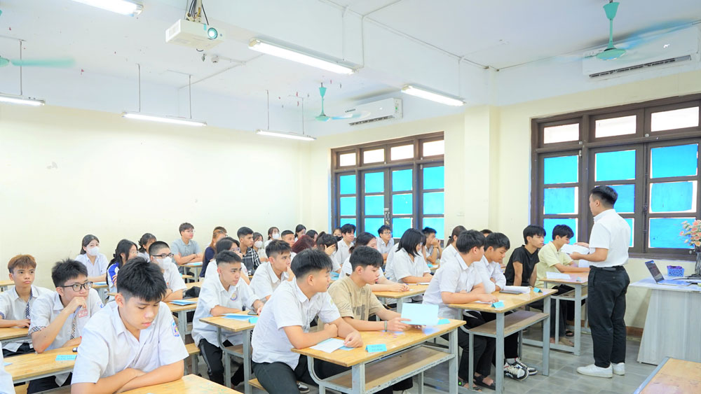 TƯNG BỪNG CHÀO ĐÓN TÂN HỌC SINH  HỆ 02 VĂN BẰNG, KHÓA HỌC 2026 – 2029 TẬP TRUNG NHẬP HỌC