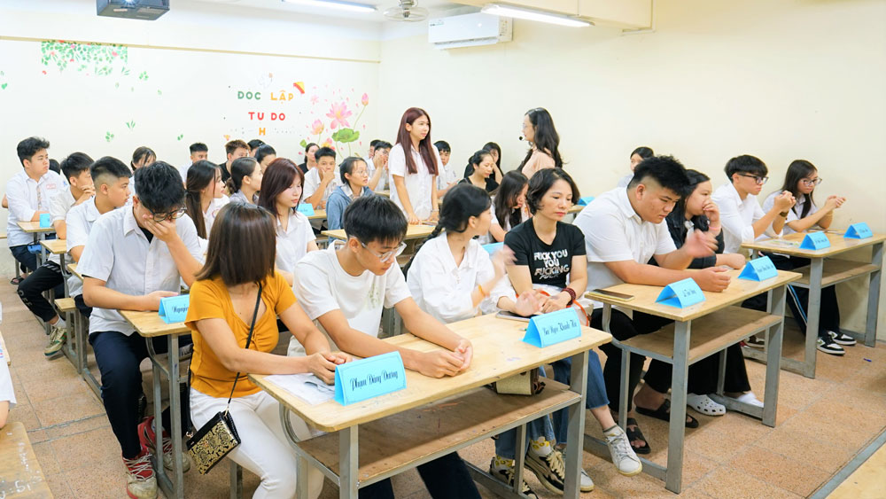 TƯNG BỪNG CHÀO ĐÓN TÂN HỌC SINH  HỆ 02 VĂN BẰNG, KHÓA HỌC 2026 – 2029 TẬP TRUNG NHẬP HỌC