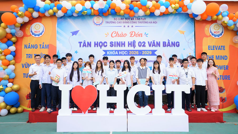 TƯNG BỪNG CHÀO ĐÓN TÂN HỌC SINH  HỆ 02 VĂN BẰNG, KHÓA HỌC 2026 – 2029 TẬP TRUNG NHẬP HỌC