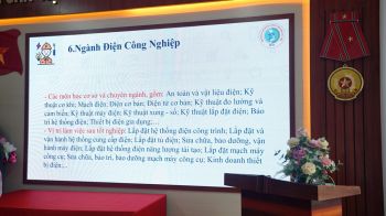 ẢNH TƯ VẤN HƯỚNG NGHIỆP CHO HỌC SINH TRƯỜNG THCS VĂN ĐIỂN