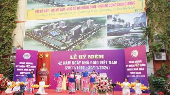 ẢNH MÍT TINH CHÀO MỪNG 42 NĂM NGÀY NHÀ GIÁO VIỆT NAM