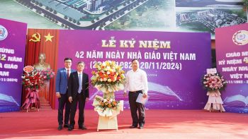 ẢNH MÍT TINH CHÀO MỪNG 42 NĂM NGÀY NHÀ GIÁO VIỆT NAM