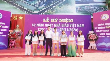 ẢNH MÍT TINH CHÀO MỪNG 42 NĂM NGÀY NHÀ GIÁO VIỆT NAM