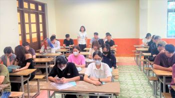 TƯNG BỪNG ĐÓN TIẾP SINH VIÊN  TẬP TRUNG NHẬP HỌC