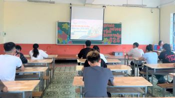 TƯNG BỪNG ĐÓN TIẾP SINH VIÊN  TẬP TRUNG NHẬP HỌC