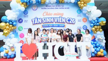 TƯNG BỪNG ĐÓN TIẾP SINH VIÊN  TẬP TRUNG NHẬP HỌC