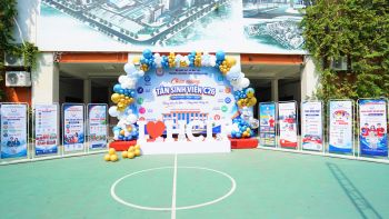 TƯNG BỪNG ĐÓN TIẾP SINH VIÊN  TẬP TRUNG NHẬP HỌC