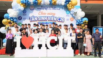 TƯNG BỪNG ĐÓN TIẾP SINH VIÊN  TẬP TRUNG NHẬP HỌC