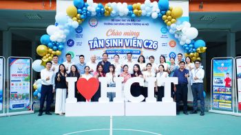 TƯNG BỪNG ĐÓN TIẾP SINH VIÊN  TẬP TRUNG NHẬP HỌC