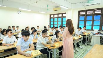 TƯNG BỪNG CHÀO ĐÓN TÂN HỌC SINH  HỆ 02 VĂN BẰNG, KHÓA HỌC 2026 – 2029 TẬP TRUNG NHẬP HỌC